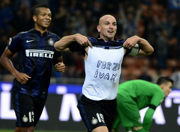  利物浦旧将传射建功，莱斯特城爆冷终结红军不败  