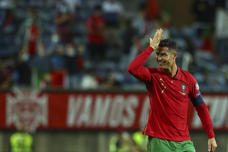  门兴格拉德巴赫定位球制胜，德甲高空轰炸显威力